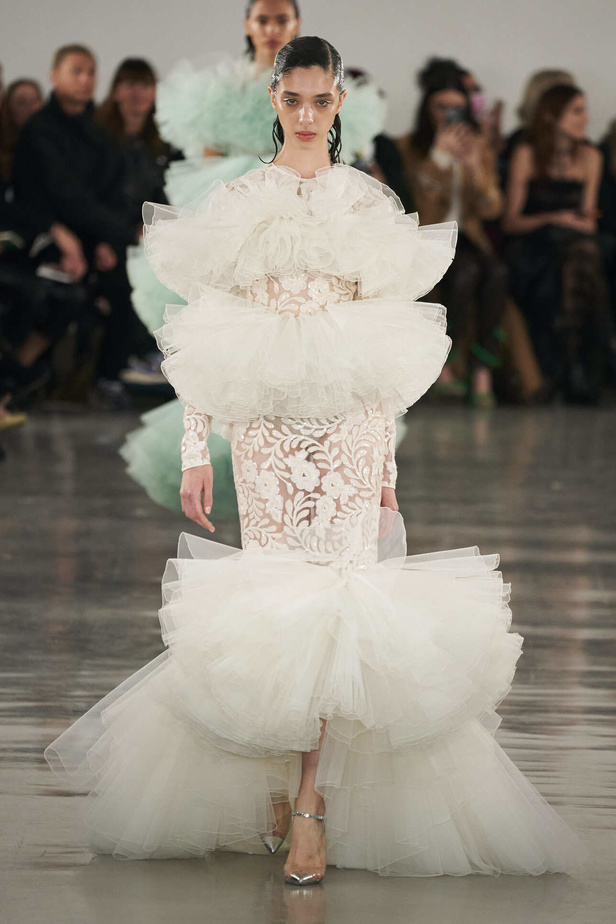 عرض أزياء مجموعة Giambattista Valli لموسم خريف وشتاء 2022 في باريس