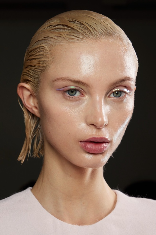 اطلالات جمالية من عرض أزياء مجموعة Giambattista Valli لموسم خريف وشتاء 2022 في باريس