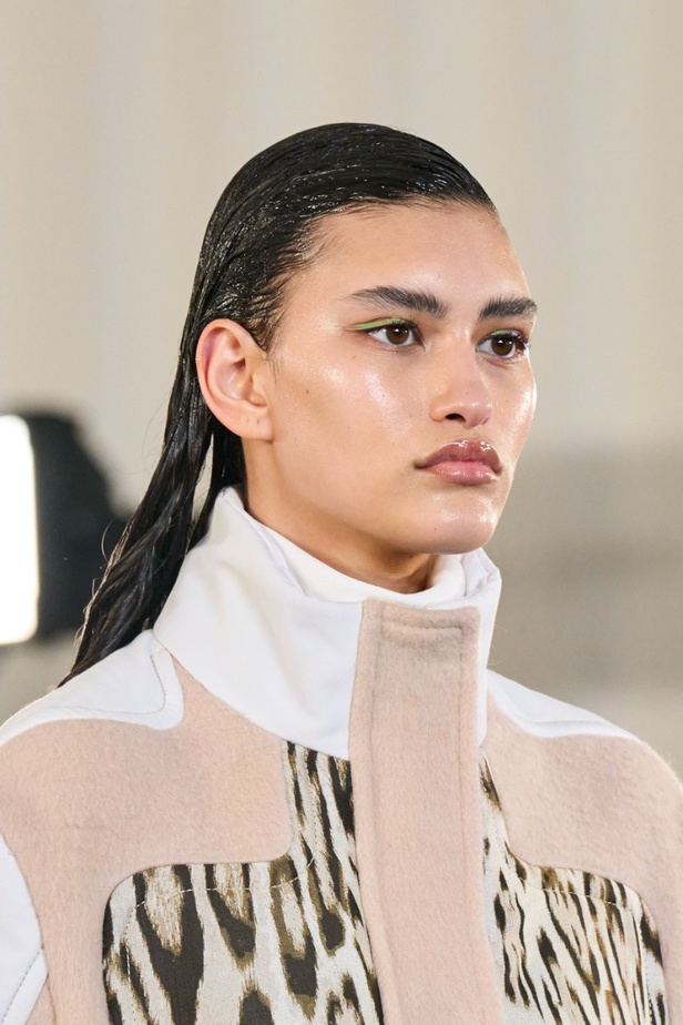 اطلالات جمالية من عرض أزياء مجموعة Giambattista Valli لموسم خريف وشتاء 2022 في باريس