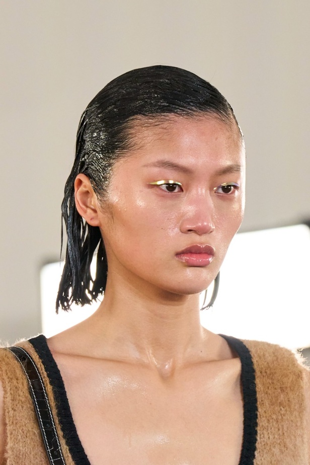 اطلالات جمالية من عرض أزياء مجموعة Giambattista Valli لموسم خريف وشتاء 2022 في باريس