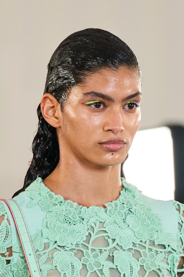 اطلالات جمالية من عرض أزياء مجموعة Giambattista Valli لموسم خريف وشتاء 2022 في باريس