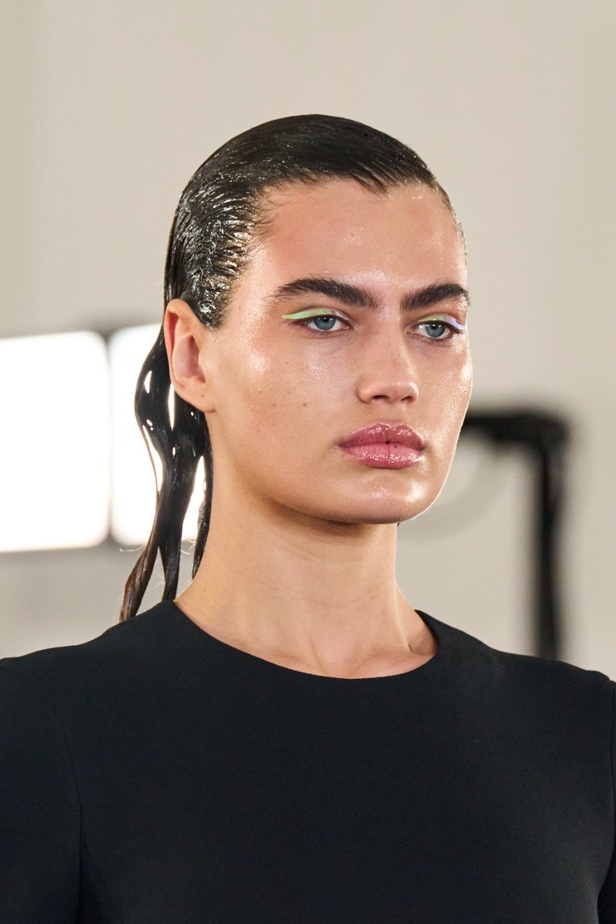 اطلالات جمالية من عرض أزياء مجموعة Giambattista Valli لموسم خريف وشتاء 2022 في باريس