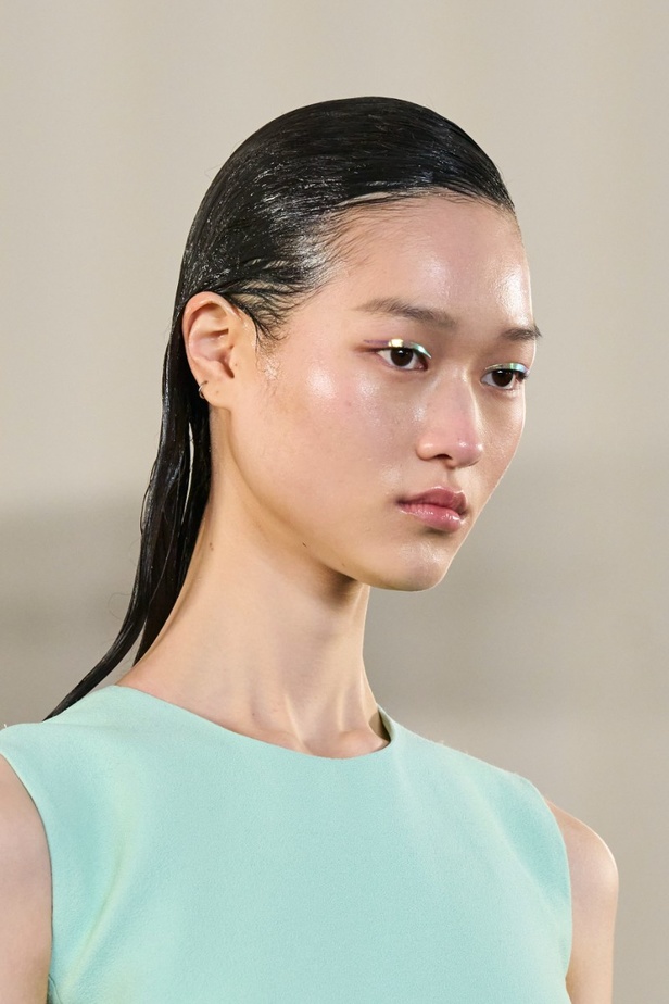 اطلالات جمالية من عرض أزياء مجموعة Giambattista Valli لموسم خريف وشتاء 2022 في باريس