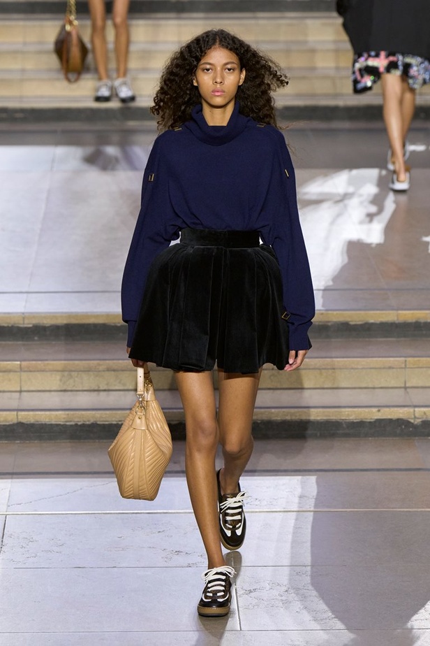 مجموعة Louis Vuitton لخريف وشتاء 2022-2023 صورة الموضة من خلال عيون مراهقة