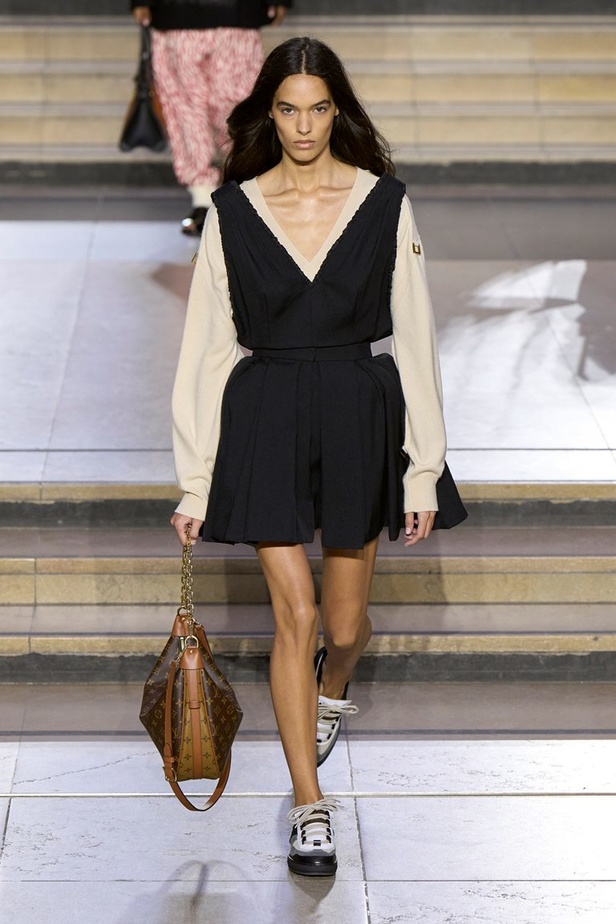 مجموعة Louis Vuitton لخريف وشتاء 2022-2023 صورة الموضة من خلال عيون مراهقة