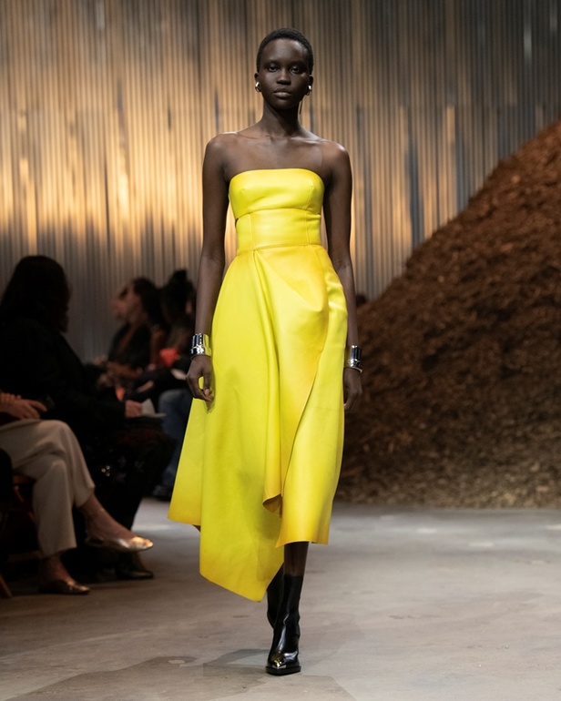 مجموعة Alexander McQueen لخريف وشتاء 2022 أزياء تجسد الترابط بين المجتمع والناس في نيويورك 