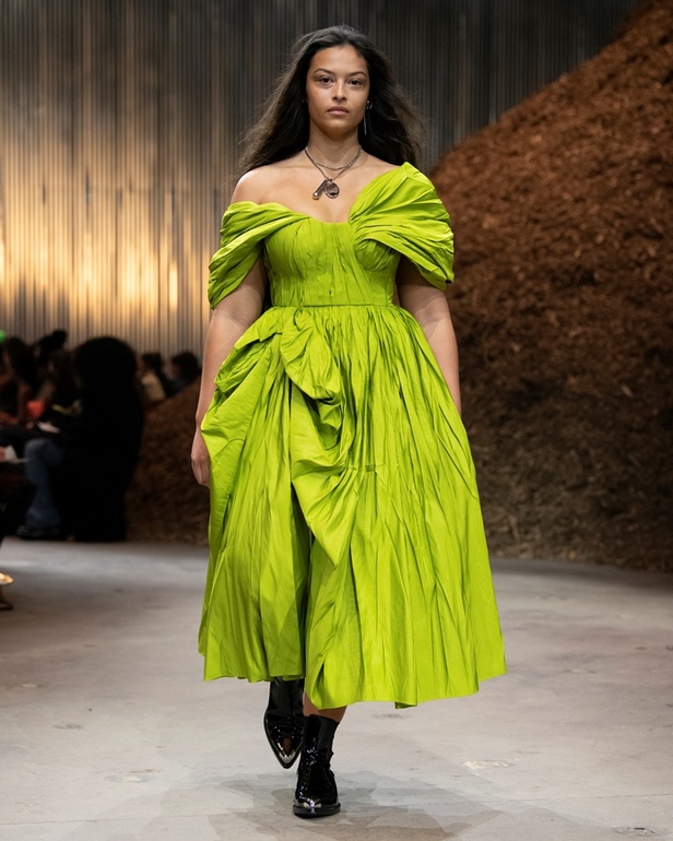 مجموعة Alexander McQueen لخريف وشتاء 2022 أزياء تجسد الترابط بين المجتمع والناس في نيويورك 