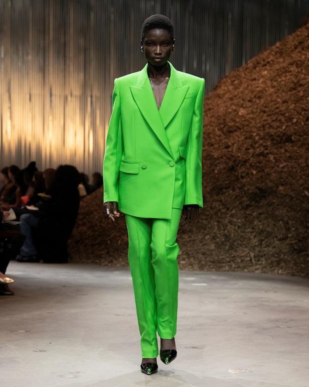 مجموعة Alexander McQueen لخريف وشتاء 2022 أزياء تجسد الترابط بين المجتمع والناس في نيويورك 