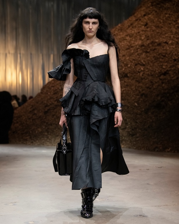 مجموعة Alexander McQueen لخريف وشتاء 2022 أزياء تجسد الترابط بين المجتمع والناس في نيويورك 