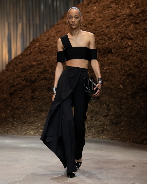 مجموعة Alexander McQueen لخريف وشتاء 2022 أزياء تجسد الترابط بين المجتمع والناس في نيويورك 