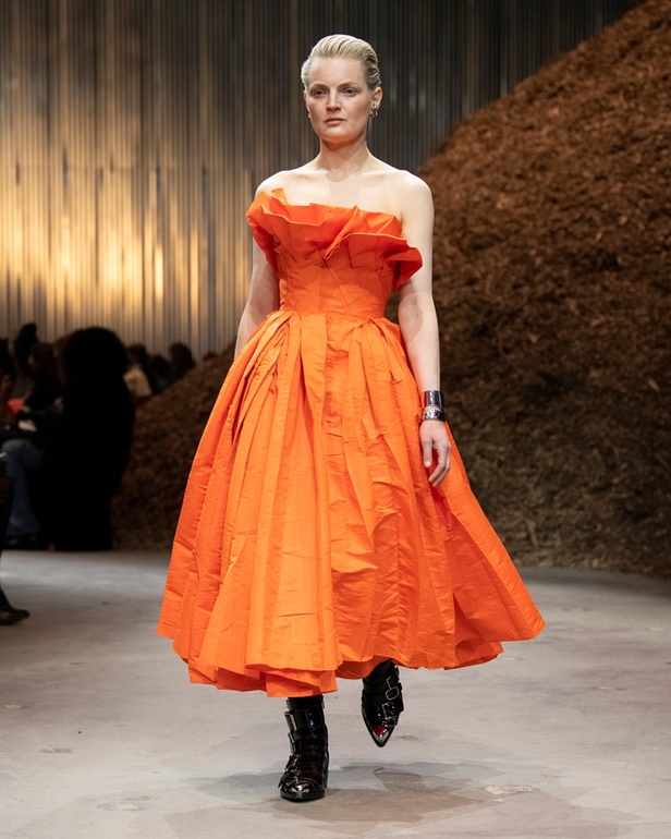 مجموعة Alexander McQueen لخريف وشتاء 2022 أزياء تجسد الترابط بين المجتمع والناس في نيويورك 