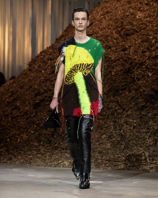 مجموعة Alexander McQueen لخريف وشتاء 2022 أزياء تجسد الترابط بين المجتمع والناس في نيويورك 