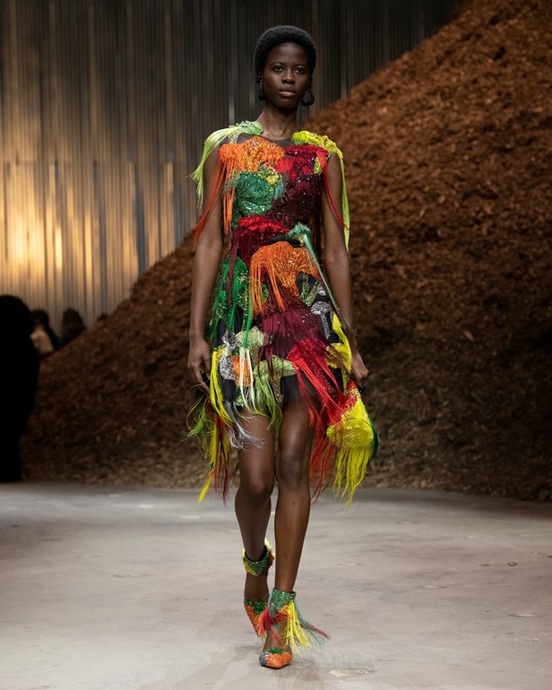 مجموعة Alexander McQueen لخريف وشتاء 2022 أزياء تجسد الترابط بين المجتمع والناس في نيويورك 