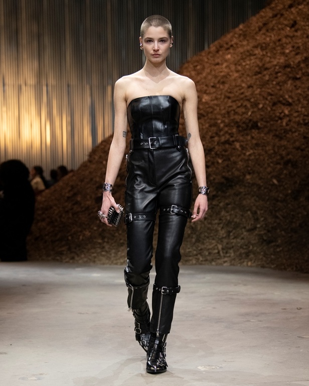 مجموعة Alexander McQueen لخريف وشتاء 2022 أزياء تجسد الترابط بين المجتمع والناس في نيويورك 