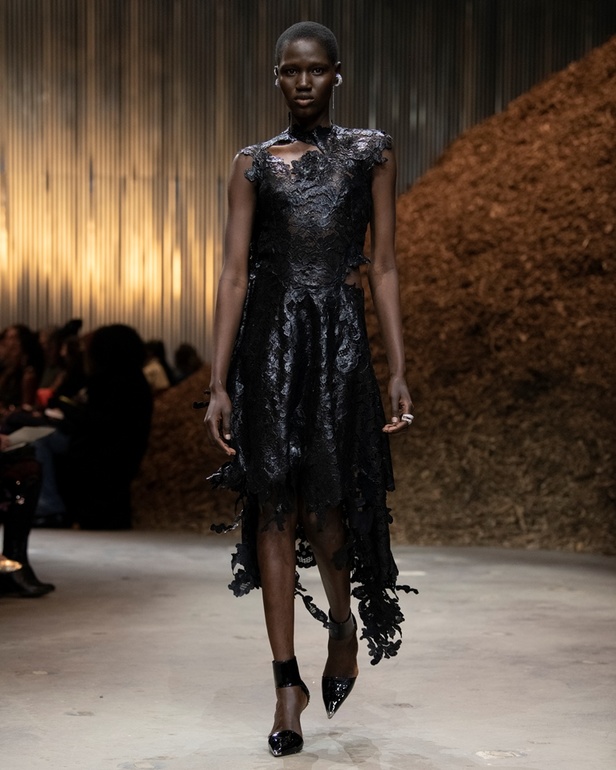 مجموعة Alexander McQueen لخريف وشتاء 2022 أزياء تجسد الترابط بين المجتمع والناس في نيويورك 