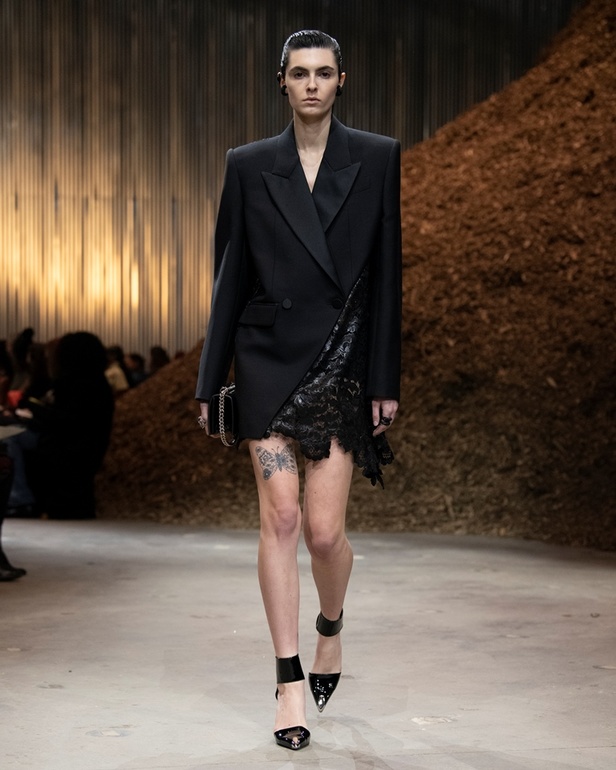 مجموعة Alexander McQueen لخريف وشتاء 2022 أزياء تجسد الترابط بين المجتمع والناس في نيويورك 