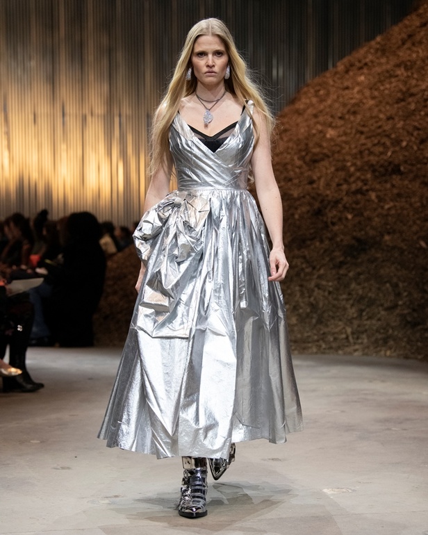 مجموعة Alexander McQueen لخريف وشتاء 2022 أزياء تجسد الترابط بين المجتمع والناس في نيويورك 