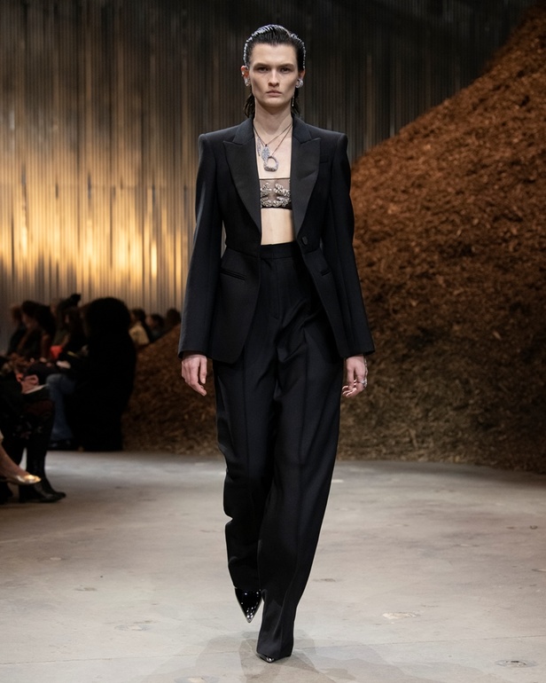 مجموعة Alexander McQueen لخريف وشتاء 2022 أزياء تجسد الترابط بين المجتمع والناس في نيويورك 