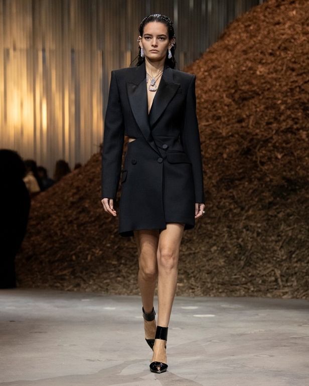 مجموعة Alexander McQueen لخريف وشتاء 2022 أزياء تجسد الترابط بين المجتمع والناس في نيويورك 