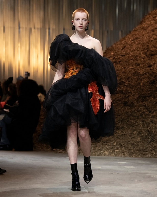 مجموعة Alexander McQueen لخريف وشتاء 2022 أزياء تجسد الترابط بين المجتمع والناس في نيويورك 