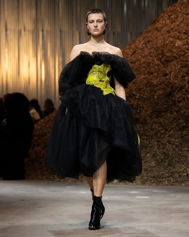مجموعة Alexander McQueen لخريف وشتاء 2022 أزياء تجسد الترابط بين المجتمع والناس في نيويورك 