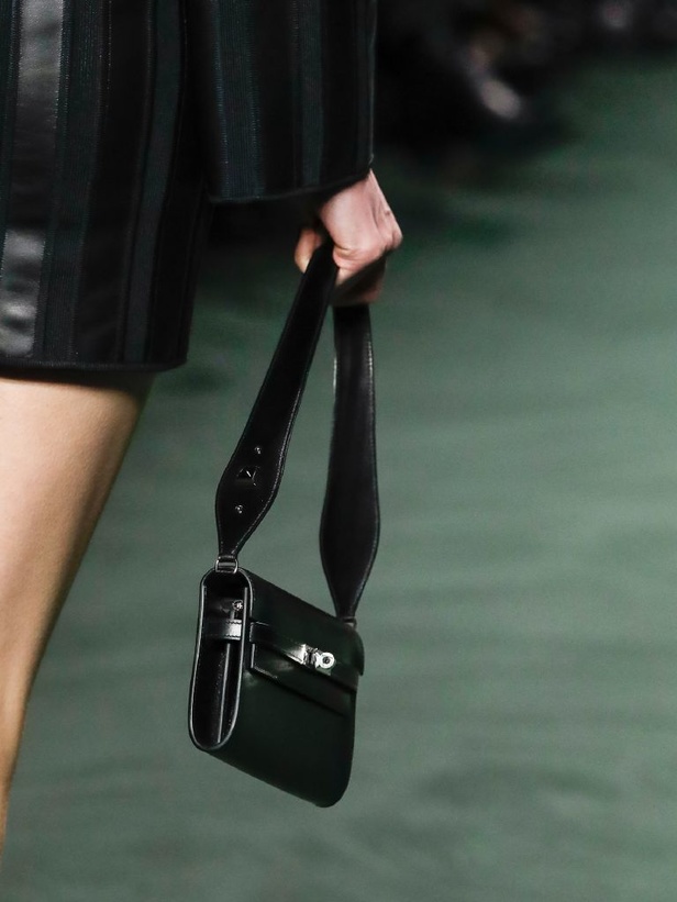 دار هيرميس تحيي موضة التصاميم الرياضية والشبابية في مجموعة خريف وشتاء 2022