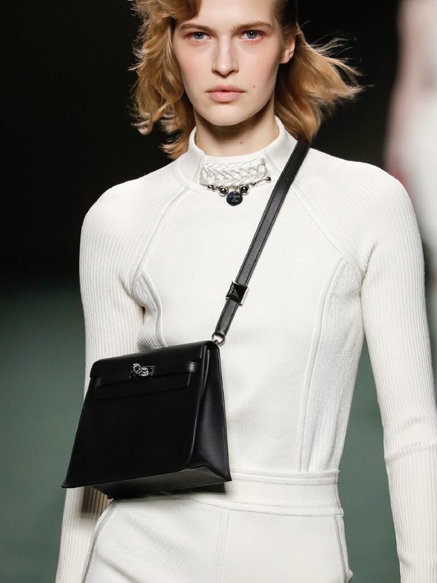 دار هيرميس تحيي موضة التصاميم الرياضية والشبابية في مجموعة خريف وشتاء 2022