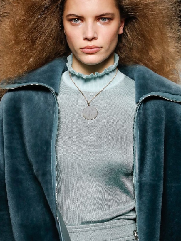 دار هيرميس تحيي موضة التصاميم الرياضية والشبابية في مجموعة خريف وشتاء 2022