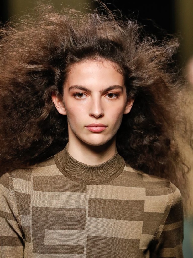 دار هيرميس تحيي موضة التصاميم الرياضية والشبابية في مجموعة خريف وشتاء 2022