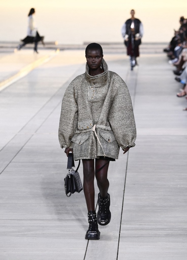 مجموعة Louis Vuitton Resort 2023 تستحضر قوة الشمس والعلم ‏ 