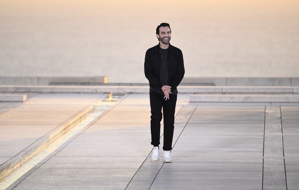 مجموعة Louis Vuitton Resort 2023 تستحضر قوة الشمس والعلم ‏ 