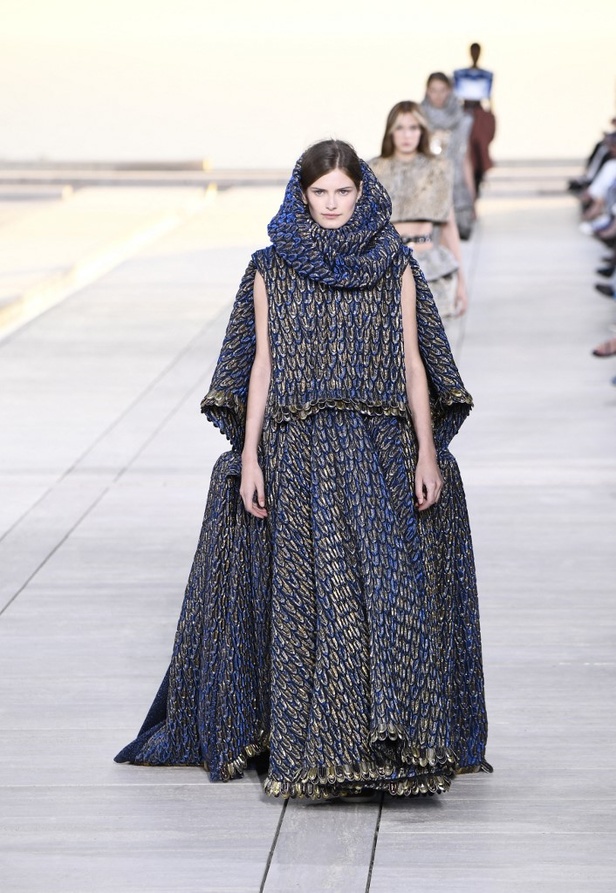 مجموعة Louis Vuitton Resort 2023 تستحضر قوة الشمس والعلم ‏ 