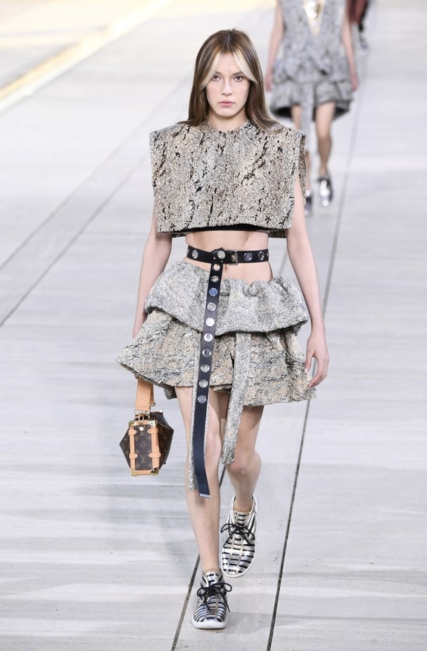 مجموعة Louis Vuitton Resort 2023 تستحضر قوة الشمس والعلم ‏ 