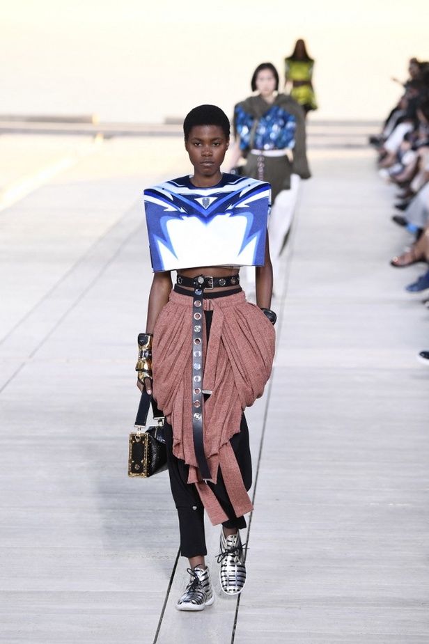 مجموعة Louis Vuitton Resort 2023 تستحضر قوة الشمس والعلم ‏ 