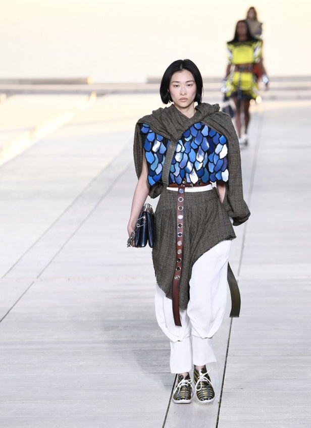 مجموعة Louis Vuitton Resort 2023 تستحضر قوة الشمس والعلم ‏ 