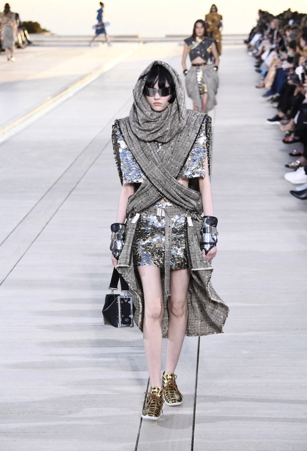 مجموعة Louis Vuitton Resort 2023 تستحضر قوة الشمس والعلم ‏ 