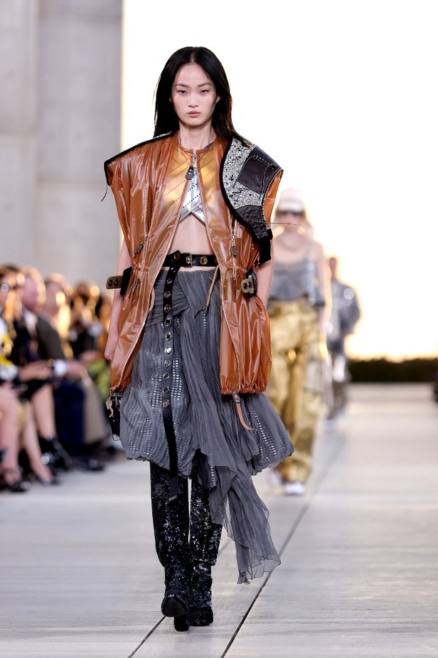 مجموعة Louis Vuitton Resort 2023 تستحضر قوة الشمس والعلم ‏ 