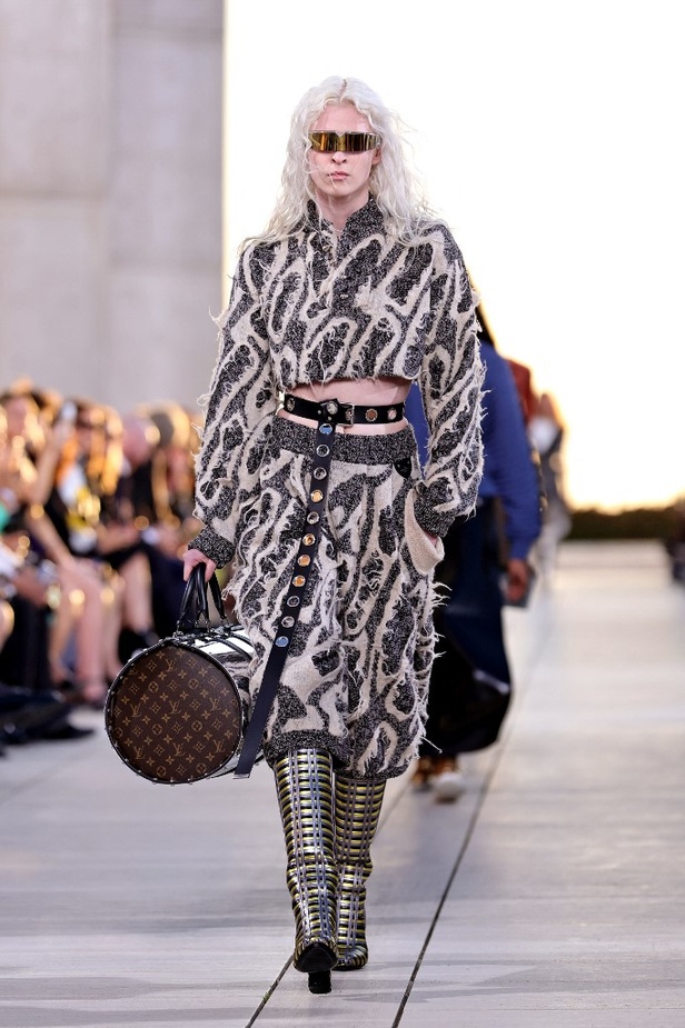 مجموعة Louis Vuitton Resort 2023 تستحضر قوة الشمس والعلم ‏ 