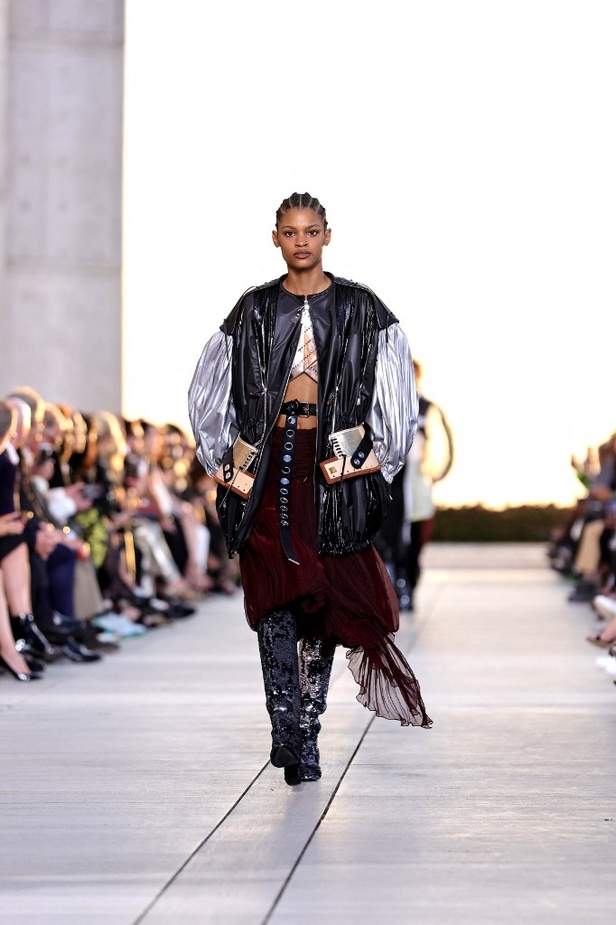 مجموعة Louis Vuitton Resort 2023 تستحضر قوة الشمس والعلم ‏ 
