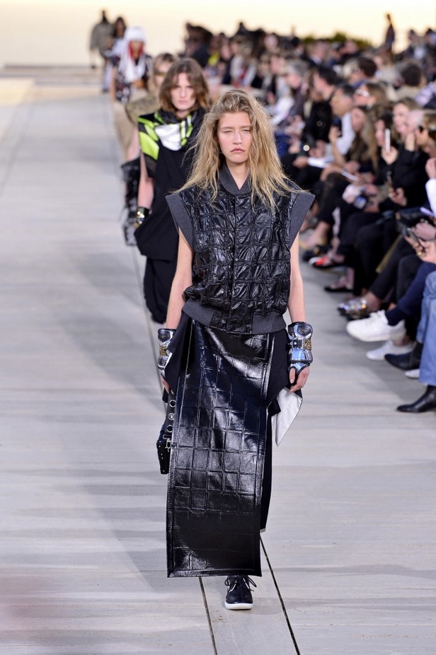 مجموعة Louis Vuitton Resort 2023 تستحضر قوة الشمس والعلم ‏ 