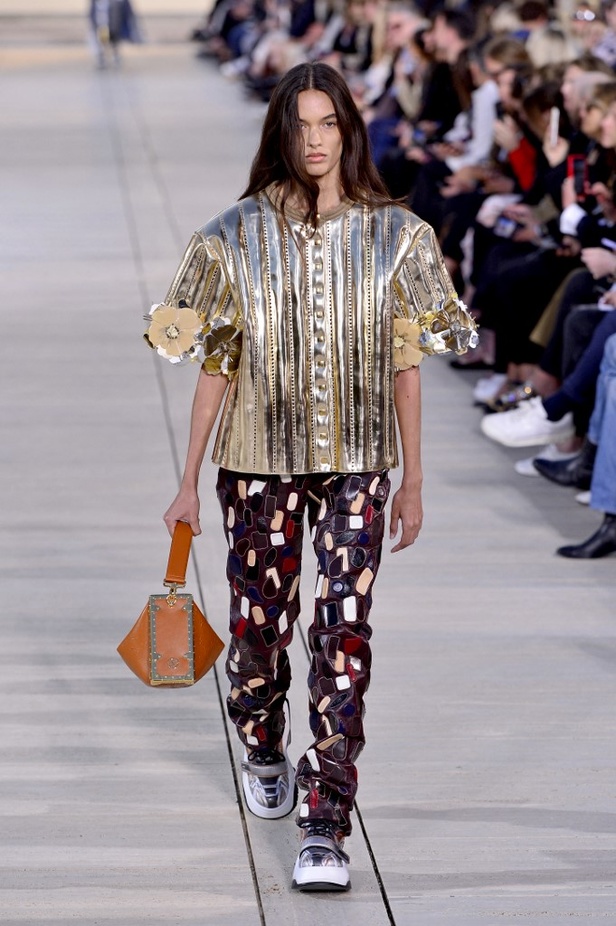 مجموعة Louis Vuitton Resort 2023 تستحضر قوة الشمس والعلم ‏ 