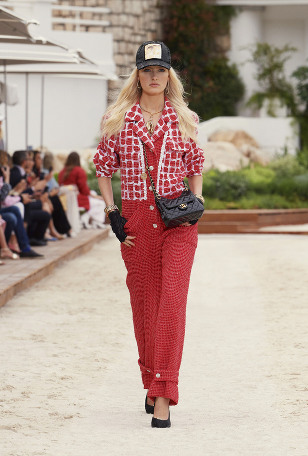 عرض أزياء شانيل كروز 2022 تحاكي نمط الحياة على الشاطئ