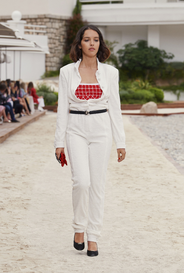 عرض أزياء شانيل كروز 2022 تحاكي نمط الحياة على الشاطئ