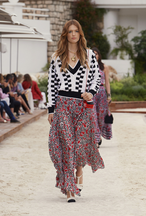 عرض أزياء شانيل كروز 2022 تحاكي نمط الحياة على الشاطئ