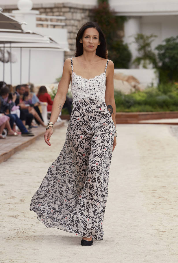 عرض أزياء شانيل كروز 2022 تحاكي نمط الحياة على الشاطئ