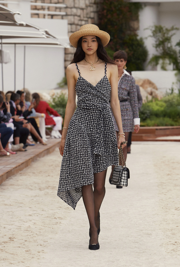 عرض أزياء شانيل كروز 2022 تحاكي نمط الحياة على الشاطئ