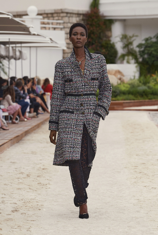 عرض أزياء شانيل كروز 2022 تحاكي نمط الحياة على الشاطئ