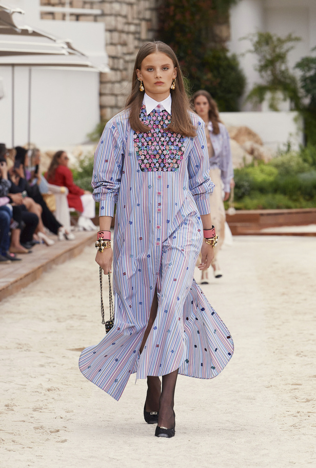 عرض أزياء شانيل كروز 2022 تحاكي نمط الحياة على الشاطئ