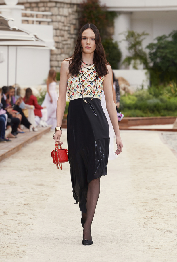 عرض أزياء شانيل كروز 2022 تحاكي نمط الحياة على الشاطئ