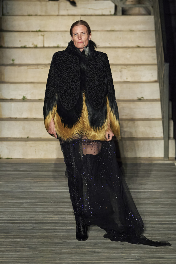 عرض أزياء غوتشي كروز 2023 خطوة نحو مستقبل حيوي في عالم الموضة